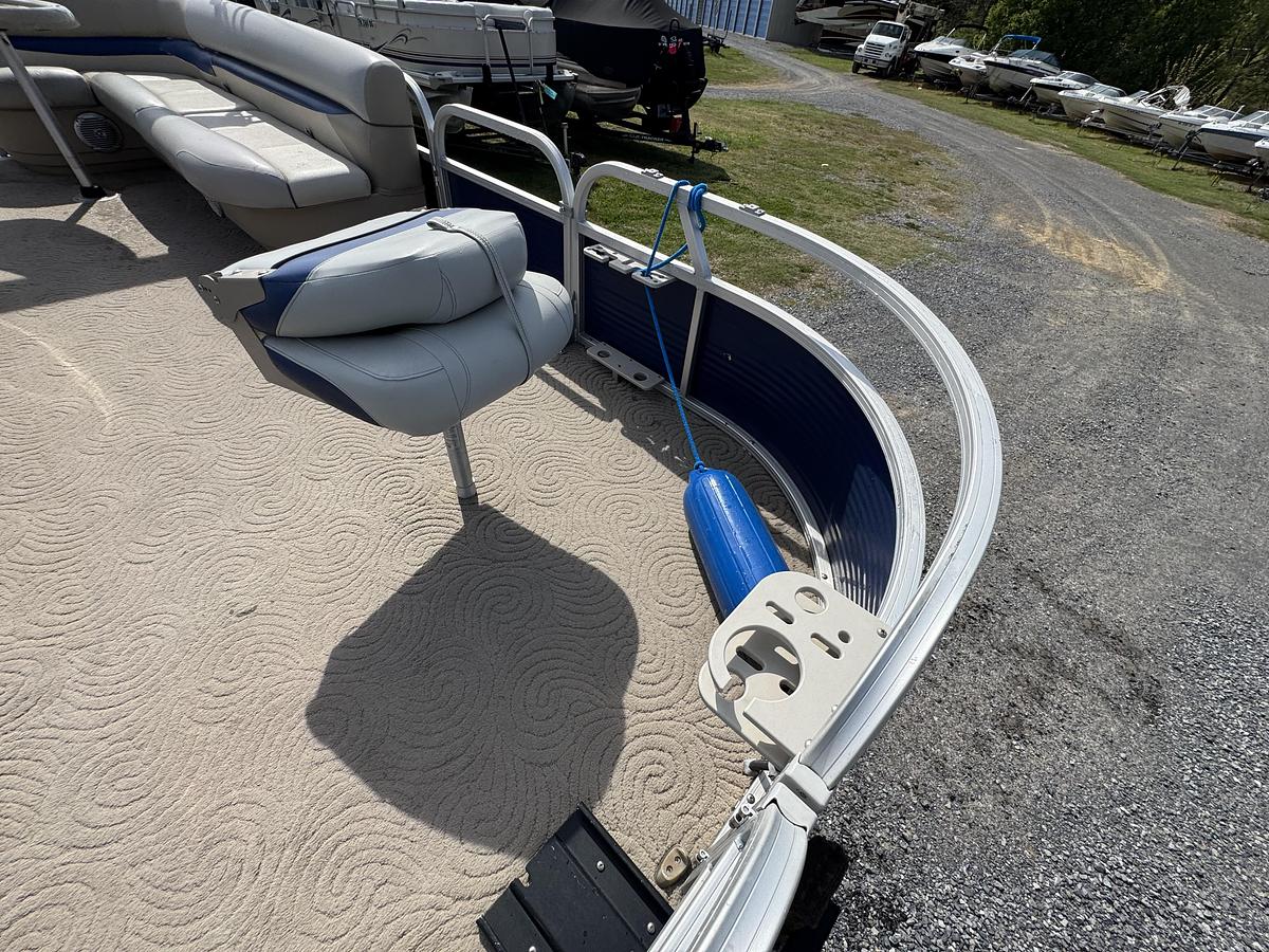 Used Sun Tracker 20 DLX Fishing Barge