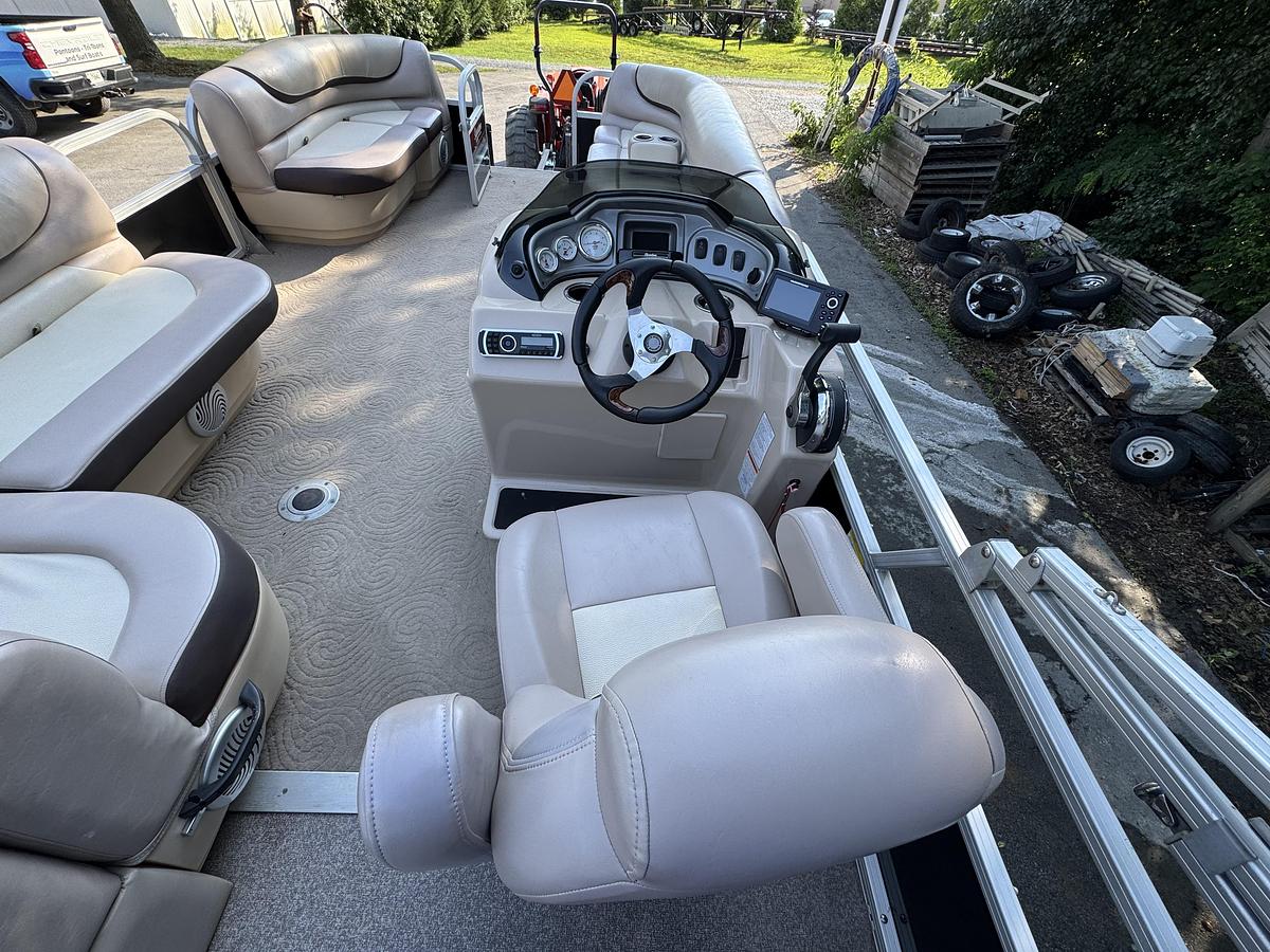 Used 2015 Sun Tracker Party Barge 22 DLX