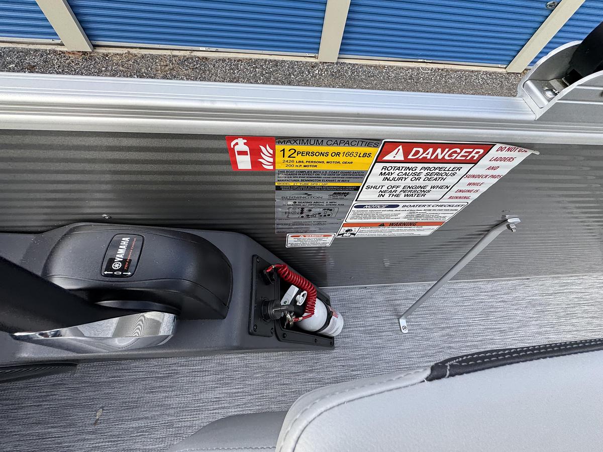 2026 Bennington 22 SSB-Tritoon