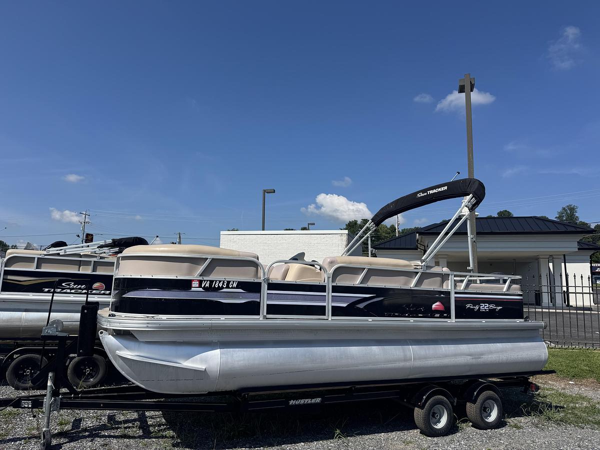 Used 2015 Sun Tracker Party Barge 22 DLX