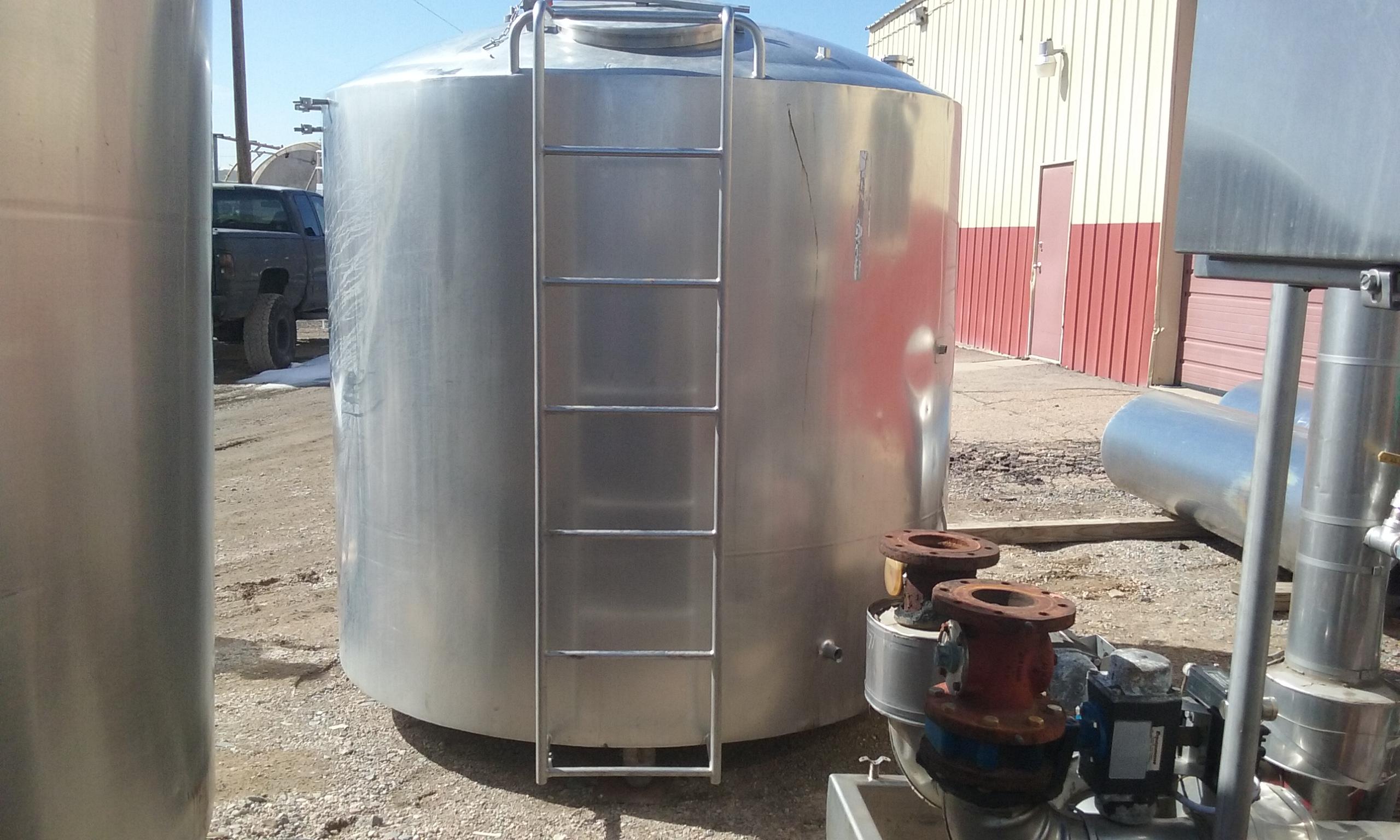 Usado 1000 GALLON MIX TANK
