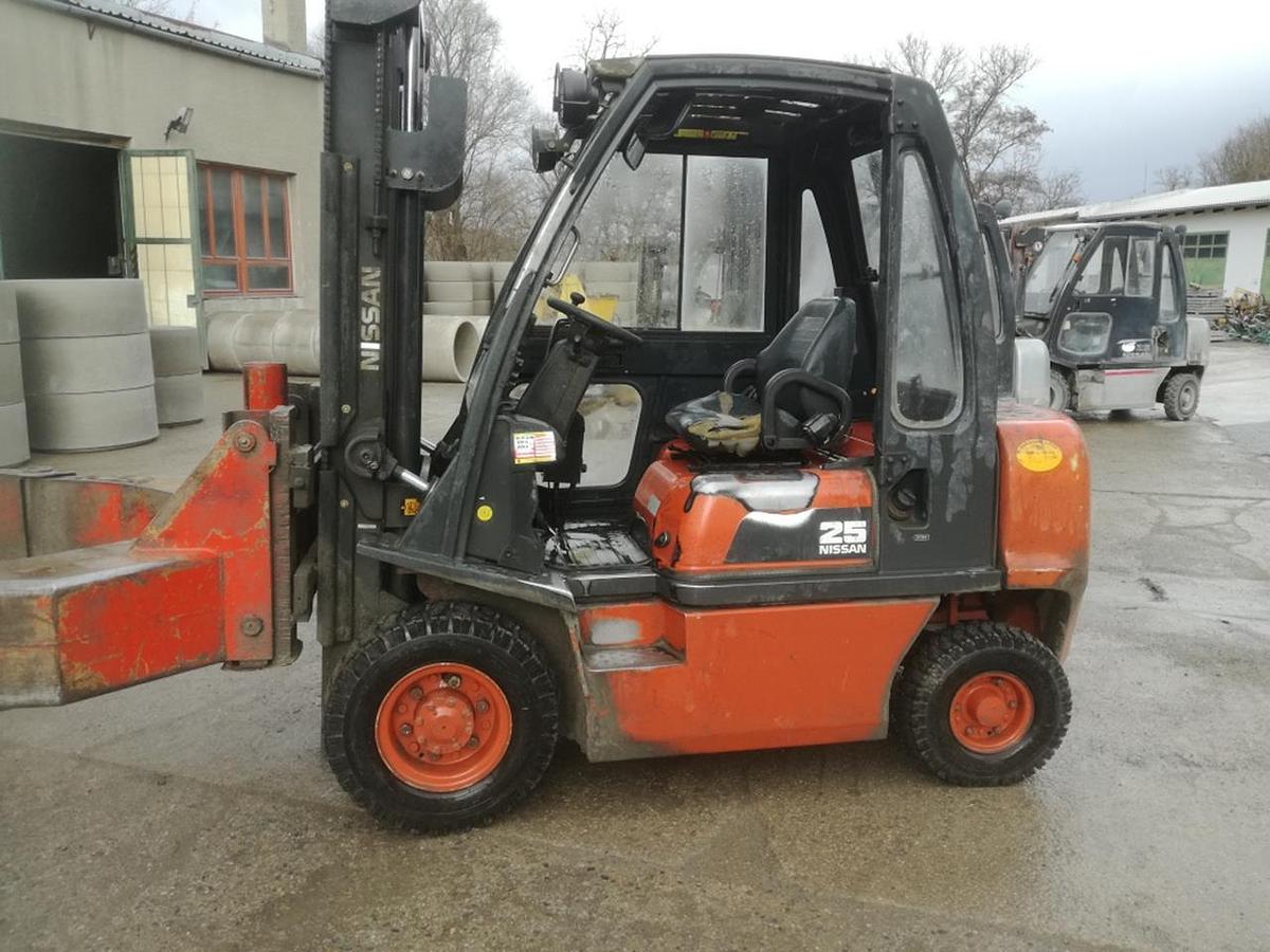 Used NISSAN FD02A25Q