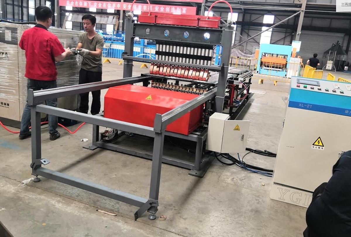 Used SADE MACHINE Spot welding machines