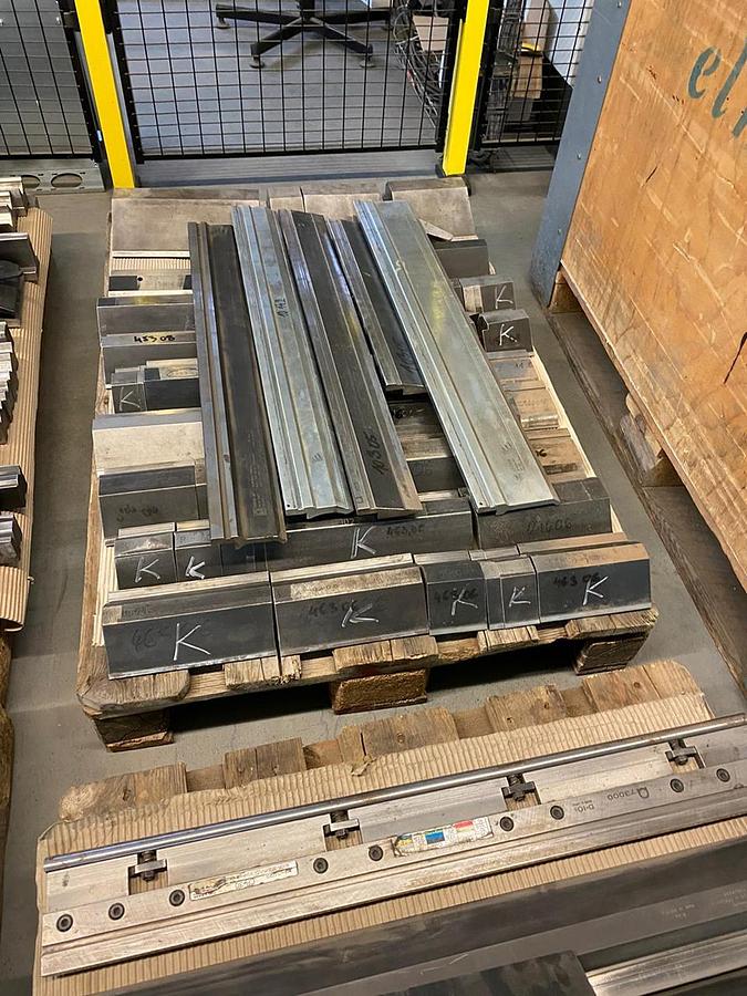 Used AMADA HFE 80-25