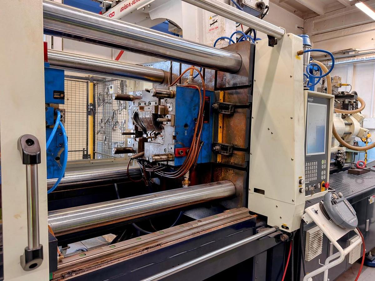 Injection press Woojin Selex TH 350S