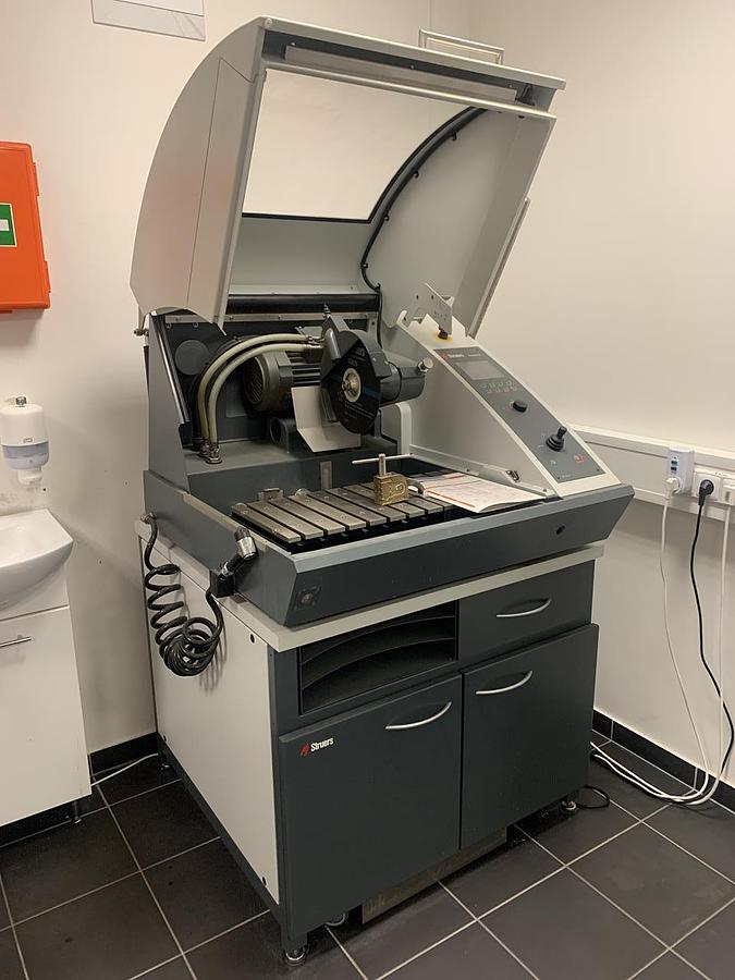 Used Struers Discotom-10