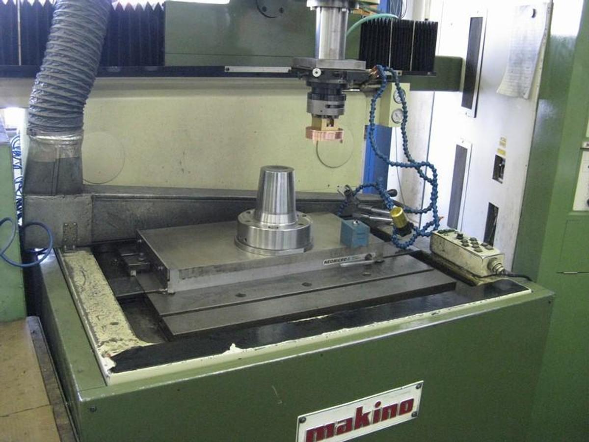 Použitý Makino EDNC 64 CNC