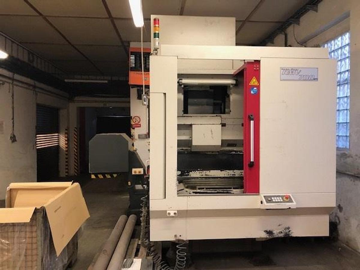 Použitý AKIRA SEIKI RMV 700 APC