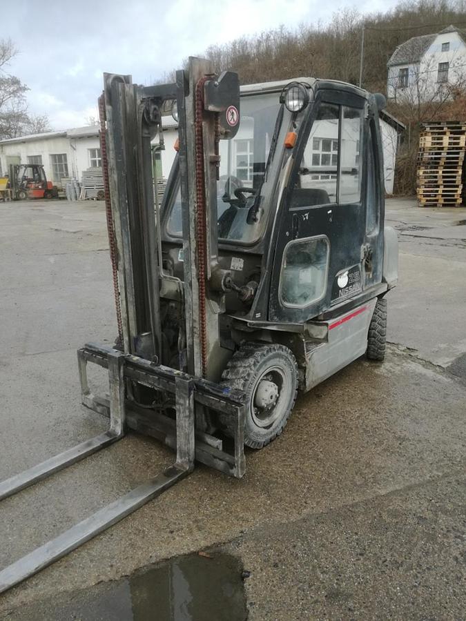 Used NISSAN FD02A25Q