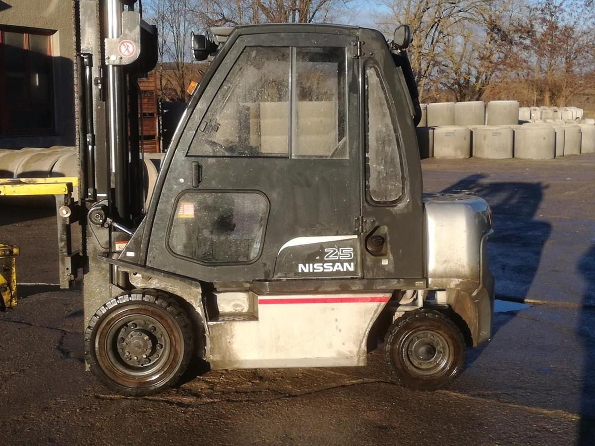 Used NISSAN Y1D2A25Q