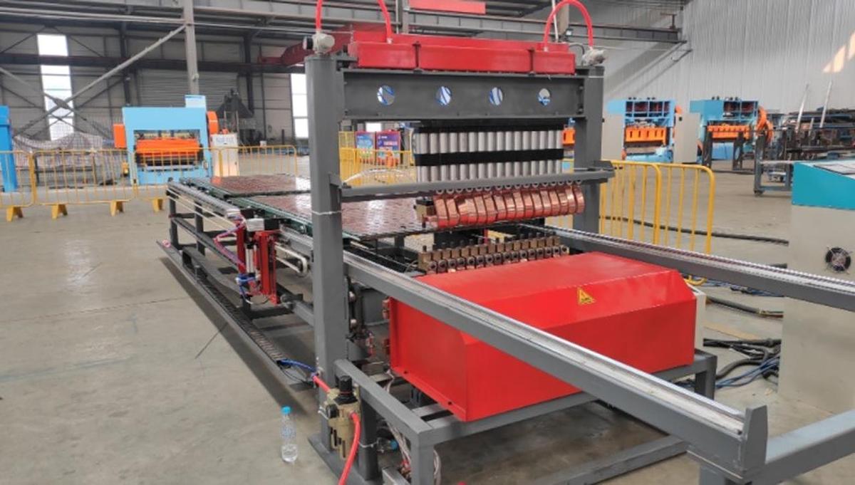 Used SADE MACHINE Spot welding machines