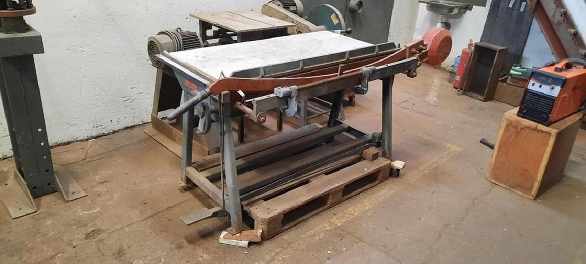 Used Cardboard and sheet metal scissors