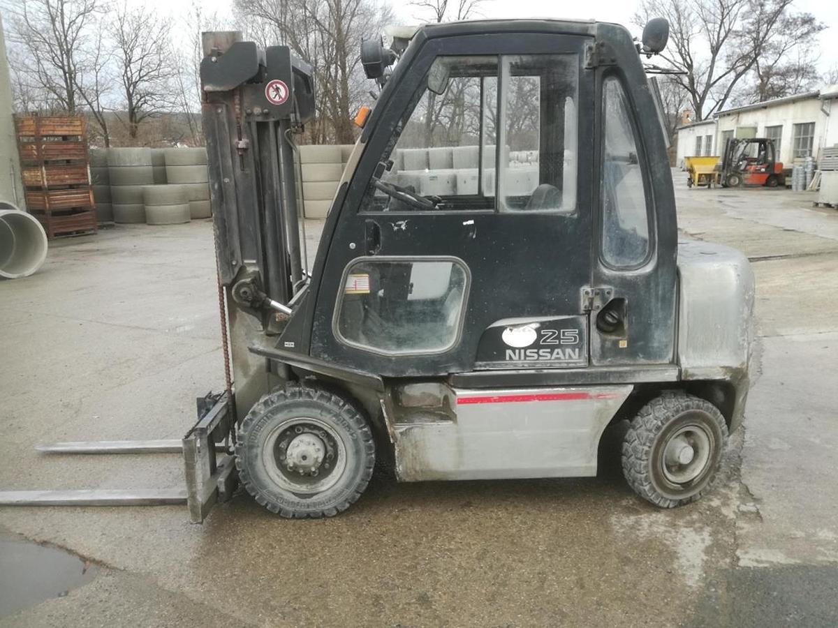 Used NISSAN FD02A25Q