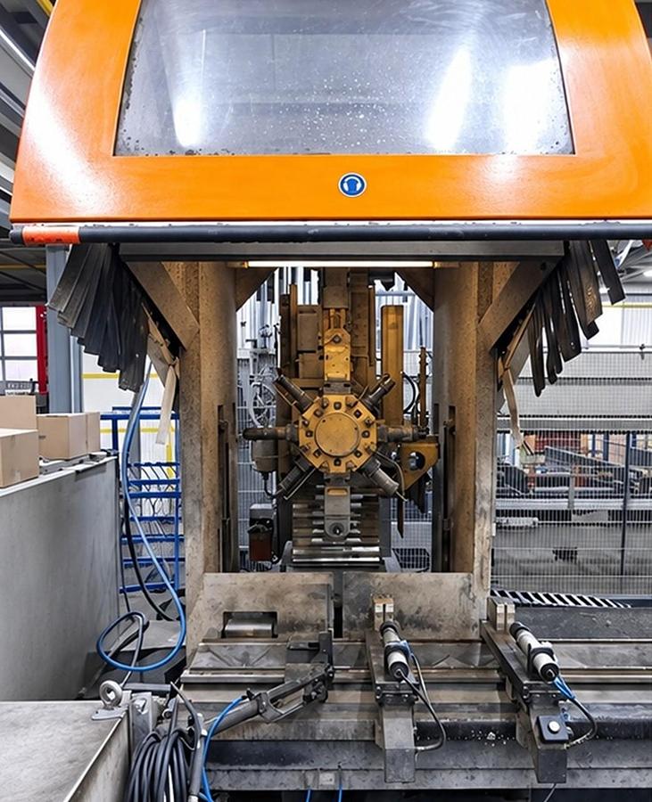Profilové obráběcí centrum Elumatec SBZ 130