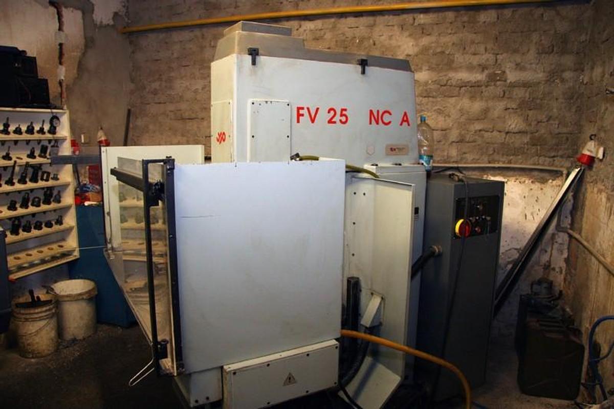 Gebraucht TOS FV 25 CNC A