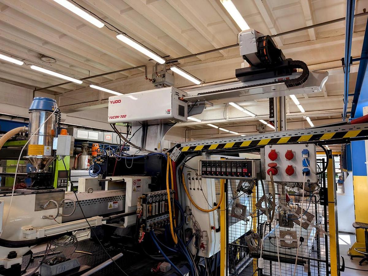 Injection press Woojin Selex TH 350S