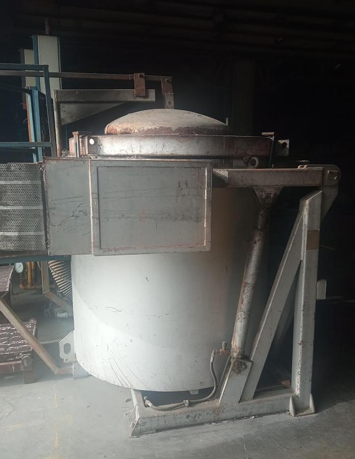 Použitý Plynová tavící pec 800 kg