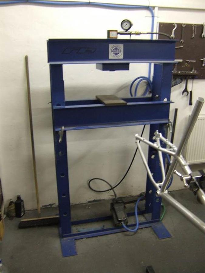 Použitý HYDRAULIKA OPAVA 230T/210MM