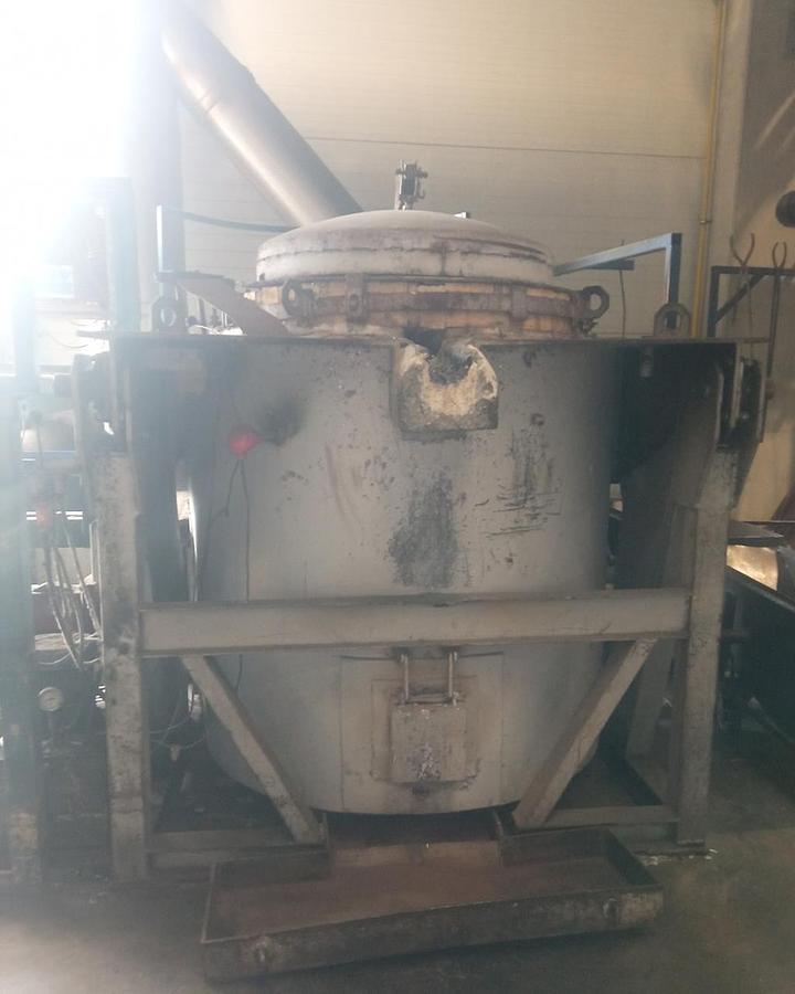 Použitý Plynová tavící pec 800 kg