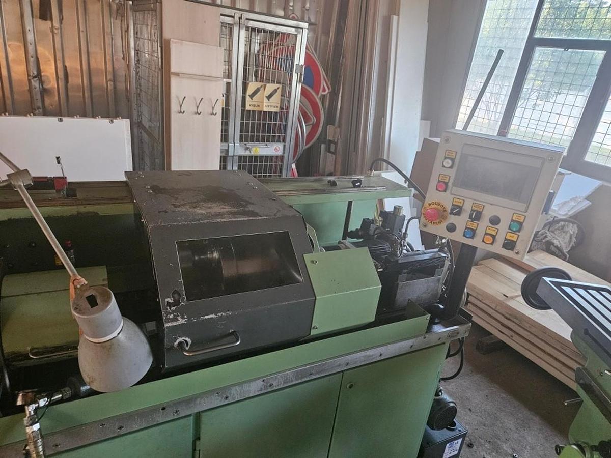 Stroj pro vystružování krátkých hlavní JUS S 485