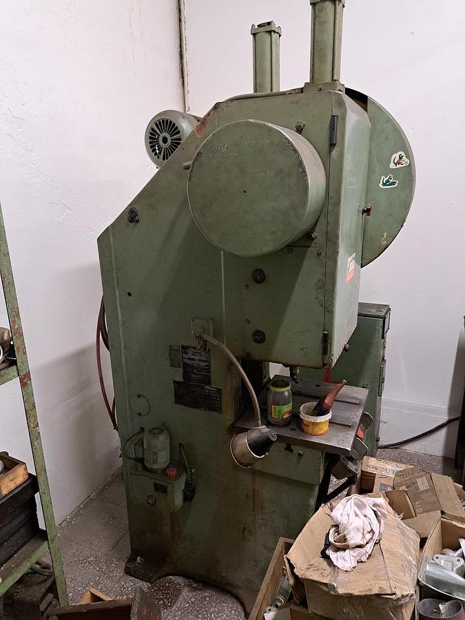Used Eccentric press KD 2124