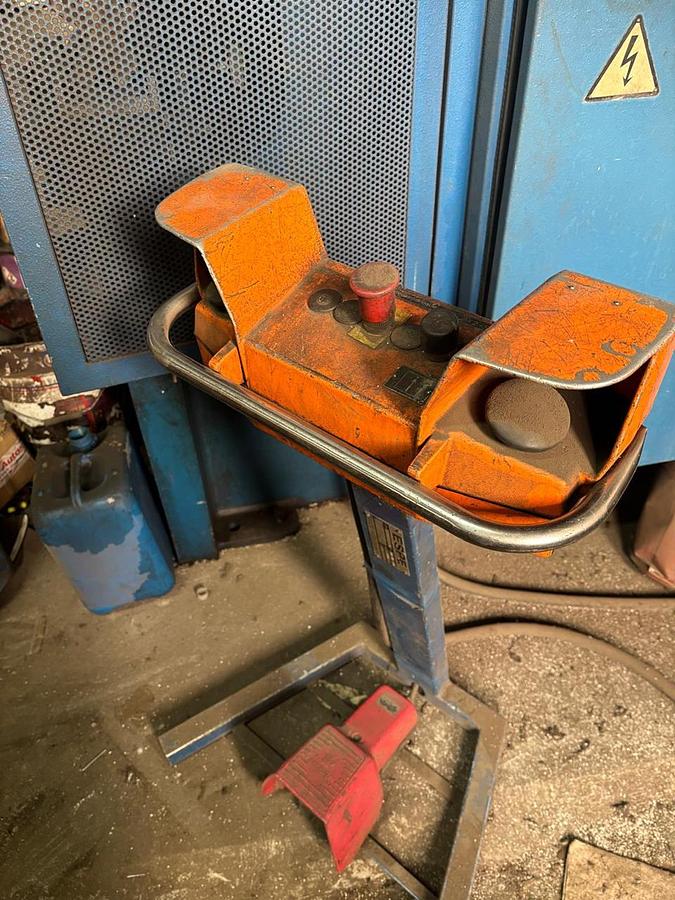 Ohraňovací lis ESPE COT 125/3050 CNC