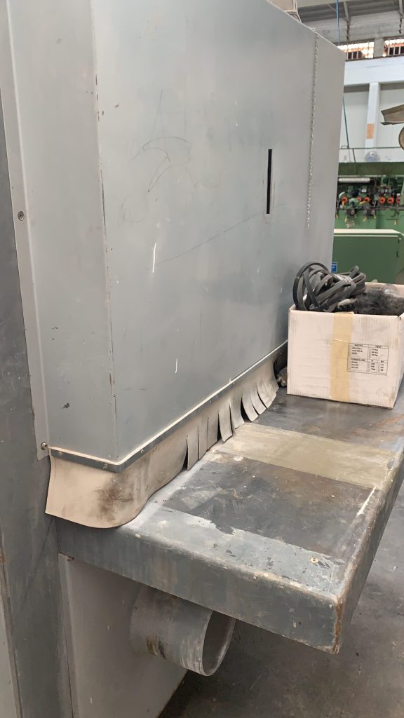 Usato Spazzolatrice marca Comec larghezza utile 1000 mm, con 4 spazzole superiori, 4 inferiori e 2 laterali, usata