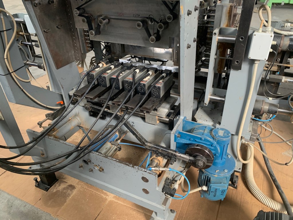 Ricondizionato Mortasatrice automatica Comec, con caricatore, per elementi di lettini per bambini