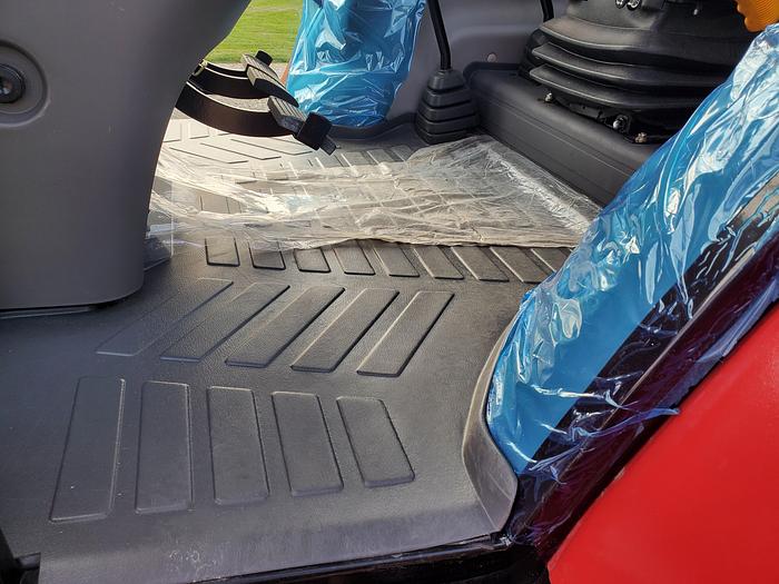 125 hp Mahindra 9125S Tractor w/ Loader ** 4 hrs - Never Used **