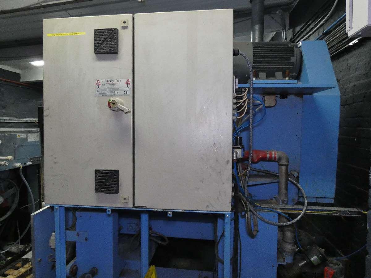 Used 1 x 90kg Cherry Tree Washer Extractor