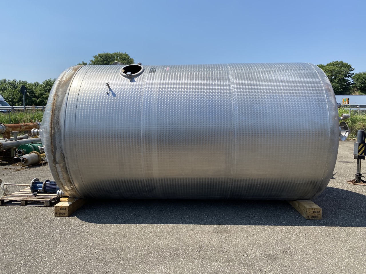 Usato Serbatoio con fondo conico, da 31500 litri, con agitatore laterale