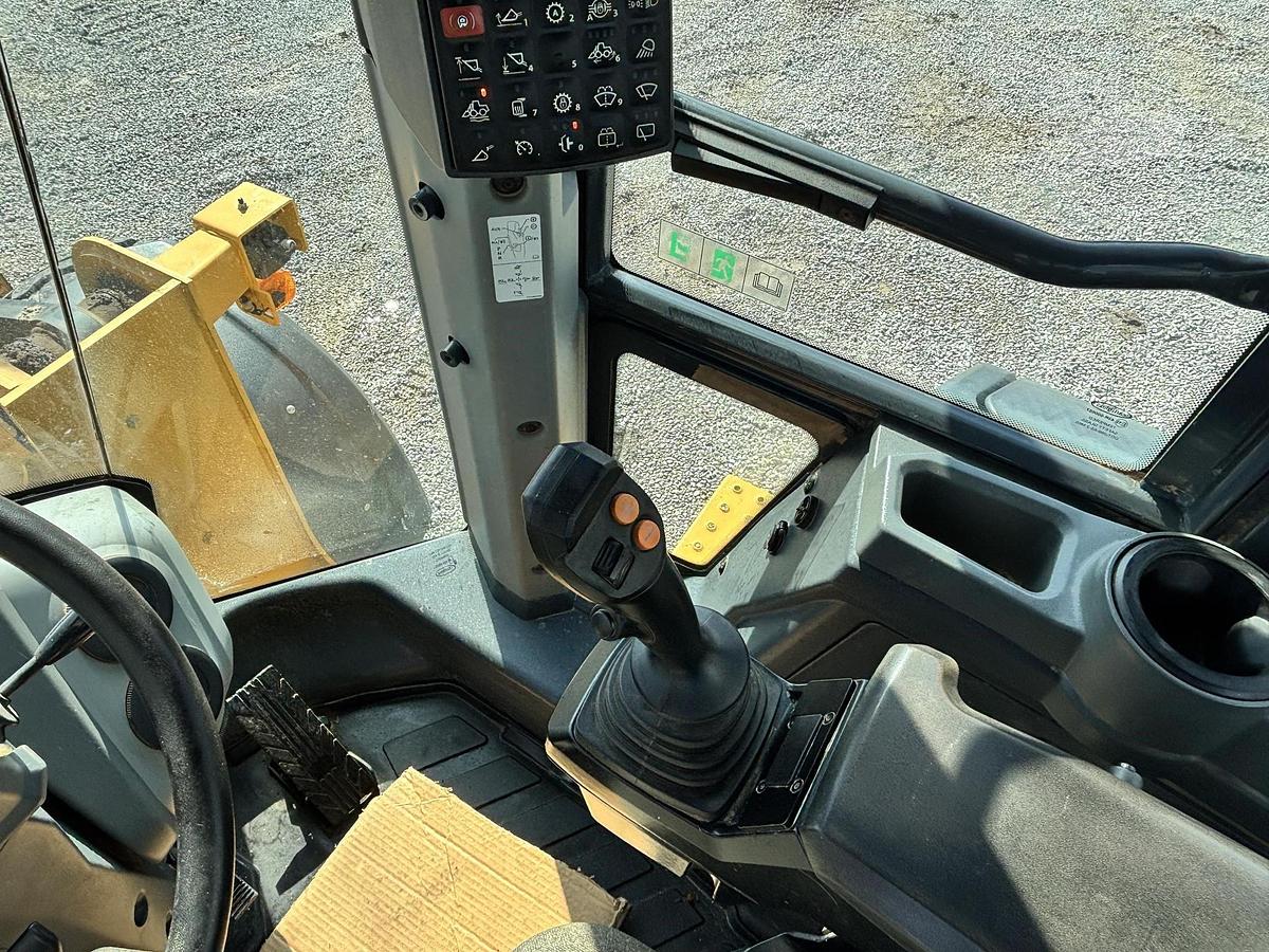 Used 2020 DEERE 624L