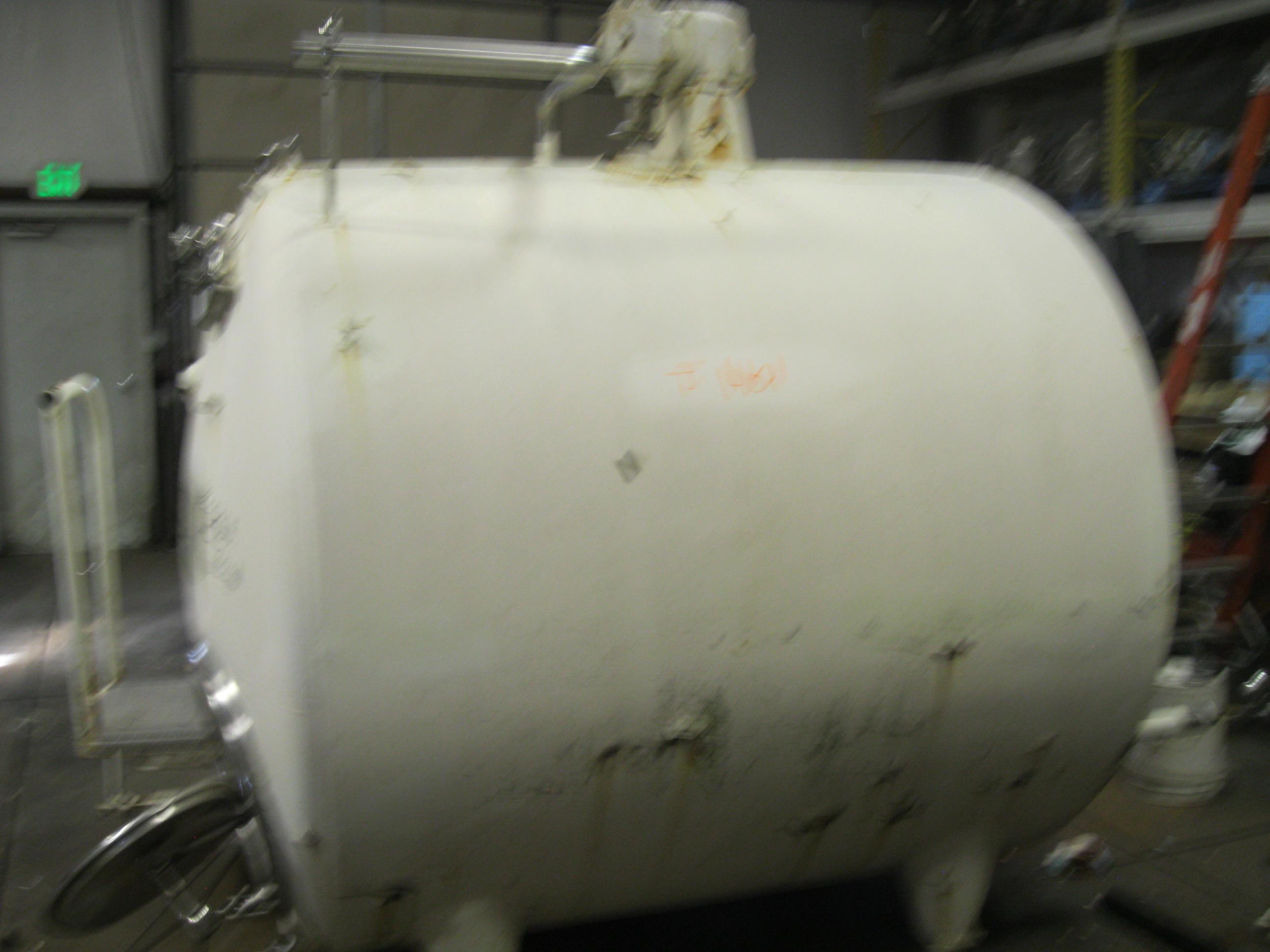 Usado 1000 GALLON HORIZONTAL BULK TANK WITH AGITATION AND JACKET