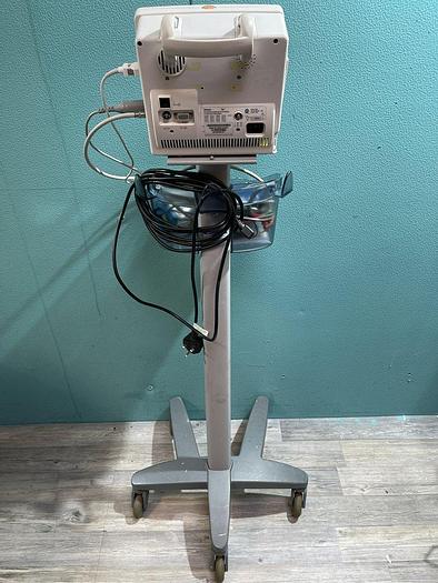 Gebraucht Datascope Trio Patientenmonitor auf Trolley mit 2x Manschette, EKG Kabel und SpO2 Fingersensor