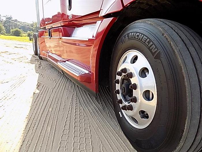 Used 2019 Freightliner Cascadia 126 **Automated Transmission**