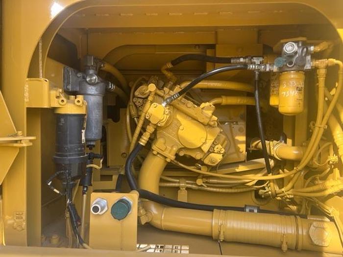 Used 2015 CAT 326FL/ with thumb