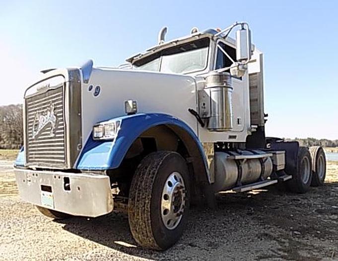 Used 2005 FREIGHTLINER CLASSIC, DETROIT 60 SERIES ENGINE