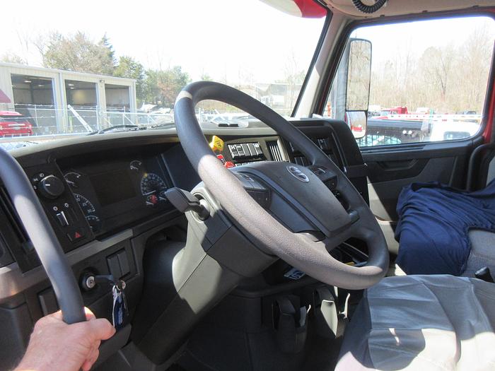 Used 2019 Volvo Volvo dump truck