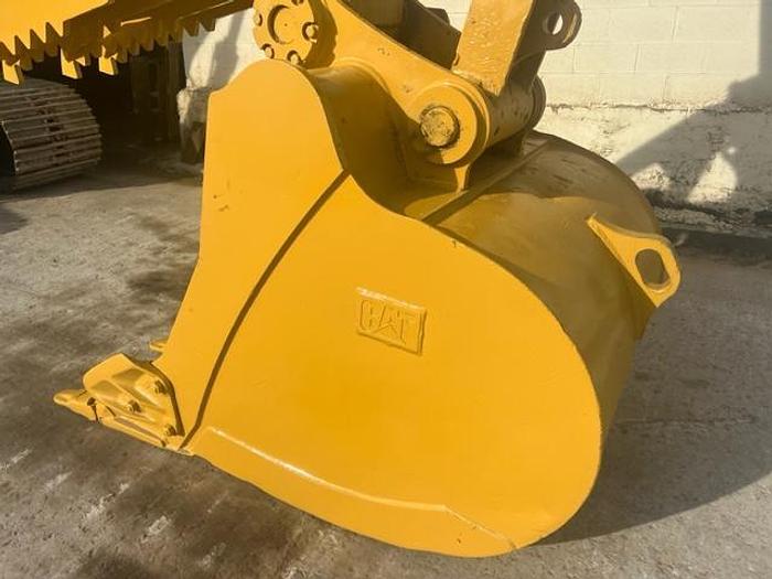 Used 2015 CAT 326FL/ with thumb