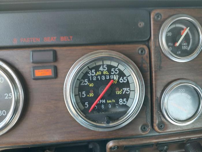 Used 2006 Freightliner FLD120 Classic