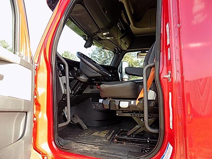 Used 2019 Freightliner Cascadia 126 **Automated Transmission**