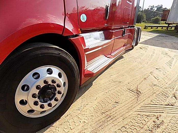 Used 2019 Freightliner Cascadia 126 **Automated Transmission**