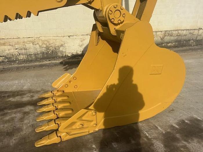 Used 2015 CAT 326FL/ with thumb