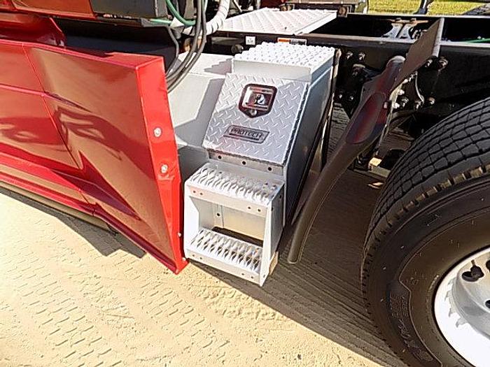 Used 2019 Freightliner Cascadia 126 **Automated Transmission**