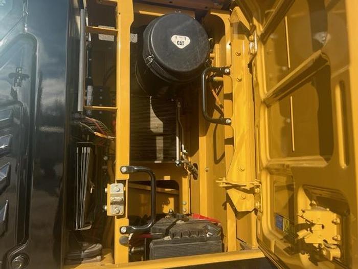 Used 2015 CAT 326FL/ with thumb