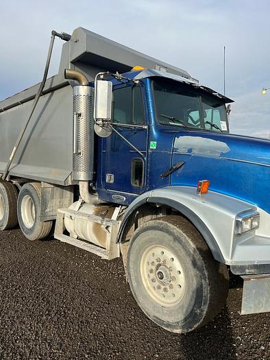 Used 2000 Freightliner FLD112SD