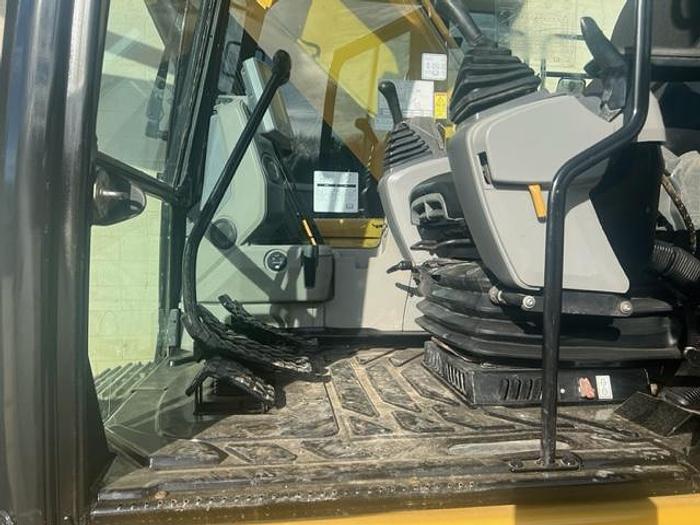 Used 2015 CAT 326FL/ with thumb