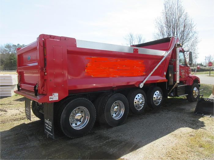 Used 2019 Volvo Volvo dump truck