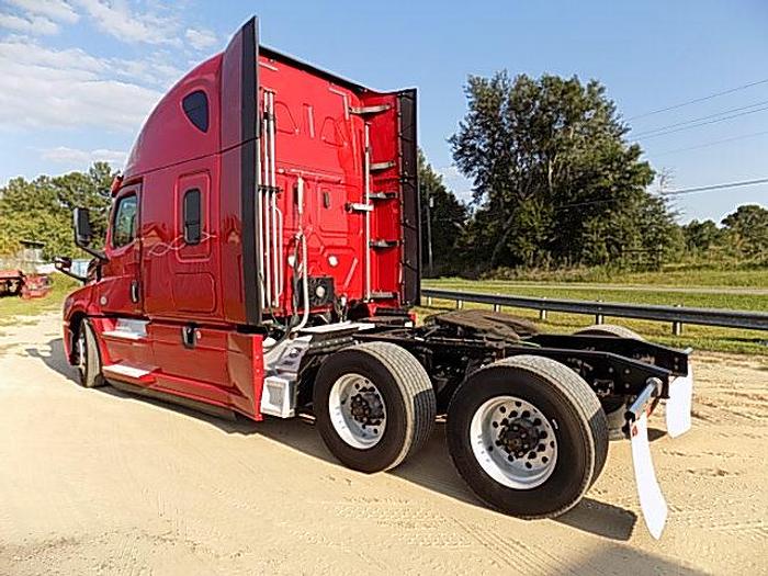 Used 2019 Freightliner Cascadia 126 **Automated Transmission**
