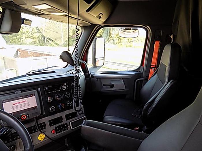 Used 2019 Freightliner Cascadia 126 **Automated Transmission**